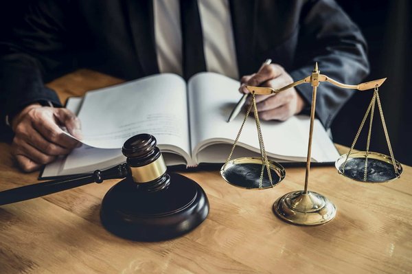 Découvrez les responsabilités légales d'un notaire dans la gestion des successions